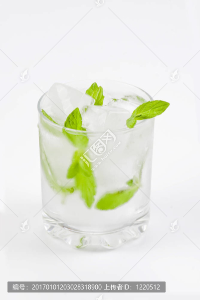 水和薄荷冰