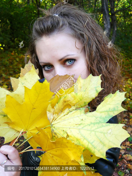 棕色頭發(fā)的女人手里拿著黃色的葉子-匯圖網(wǎng) www.fosd68.com 棕色頭發(fā)的女人手里拿著黃色的葉子