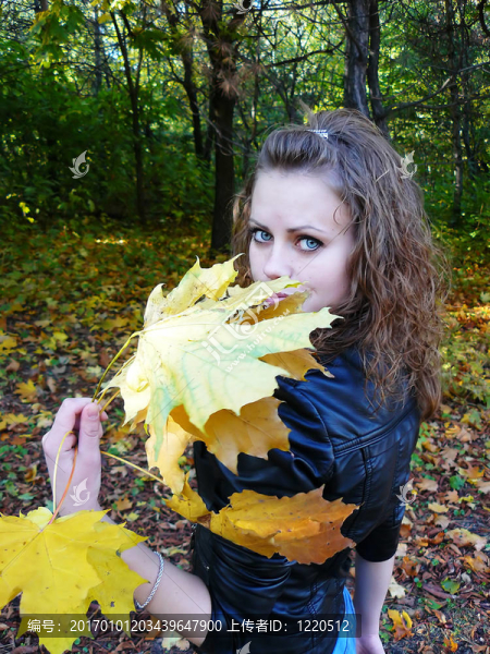 女孩手中握著黃葉-匯圖網(wǎng) www.fosd68.com 女孩手中握著黃葉