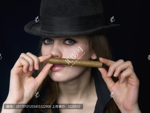 優(yōu)雅的黑衣女人和雪茄