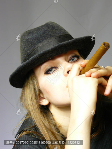 戴著帽子的女士，沒有點(diǎn)燃香煙