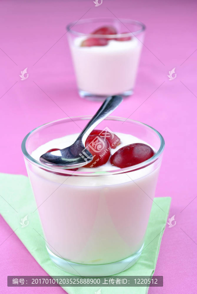 天然酸奶和湯匙中的有機(jī)葡萄