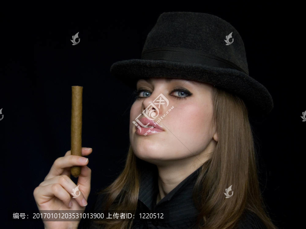 手里拿著香煙的女人