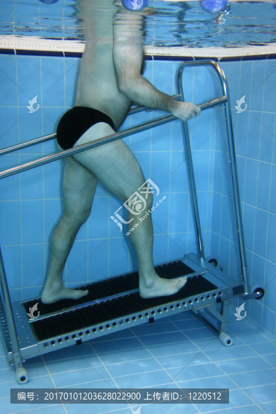 在水下行走