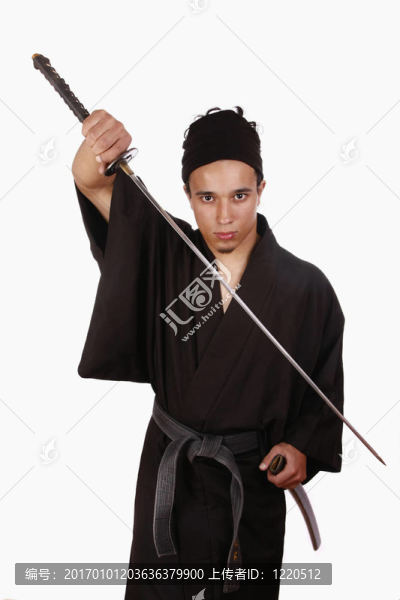 年輕的武術(shù)練習(xí)居合道用劍和典型的日本和服。