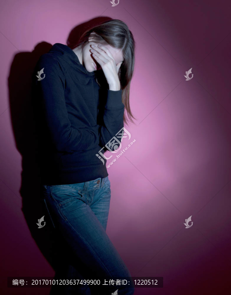 患有嚴重抑郁癥的年輕婦女