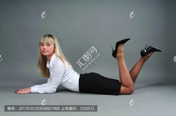 躺在灰色背景上的女孩