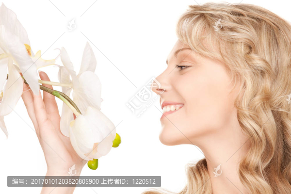美麗的女人與白色的花
