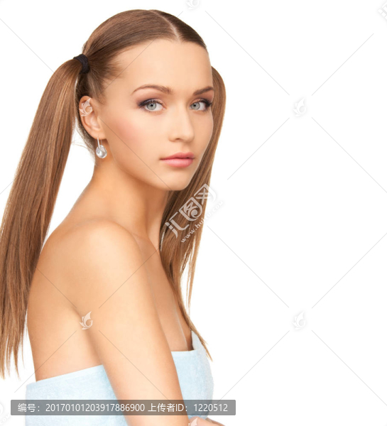 可愛的女人在毛巾