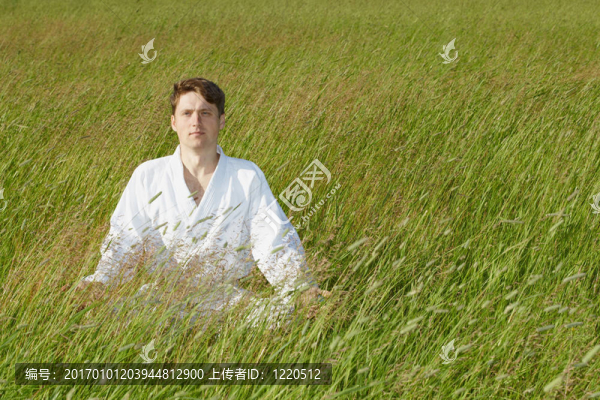 人坐在草地上-匯圖網(wǎng) www.fosd68.com 人坐在草地上