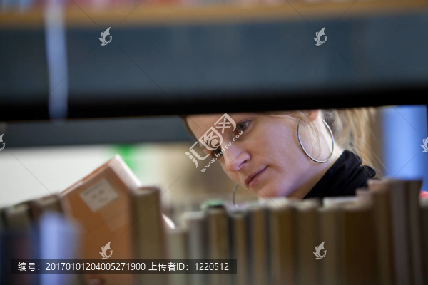 漂亮的女大學(xué)生在圖書館