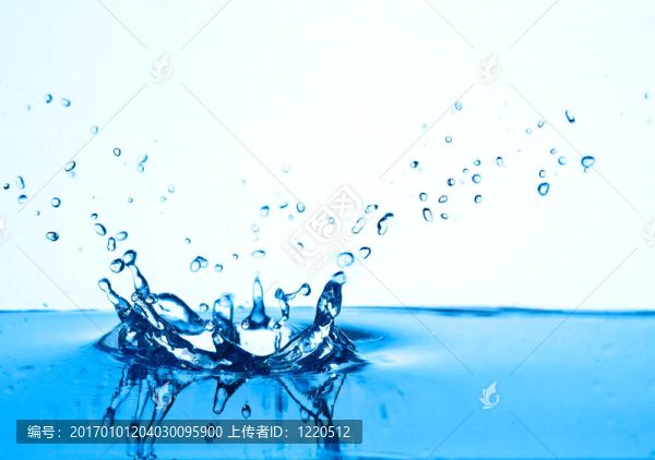 藍色水花；白色背景。