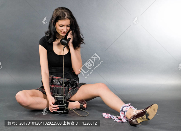 女孩與有線電話