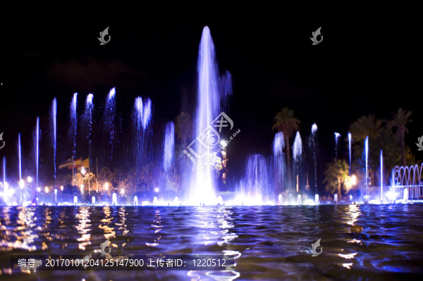 夜色中的彩色噴泉-匯圖網(wǎng) www.fosd68.com 夜色中的彩色噴泉