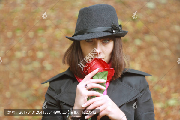 戴紅玫瑰帽子的女孩