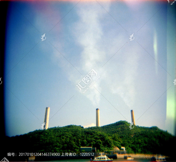 污染來(lái)自高大的煙囪背后的青山。