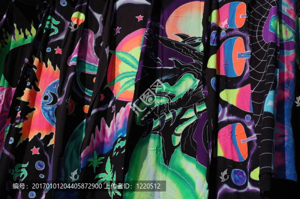 豐富多彩的蠟染衣服酸