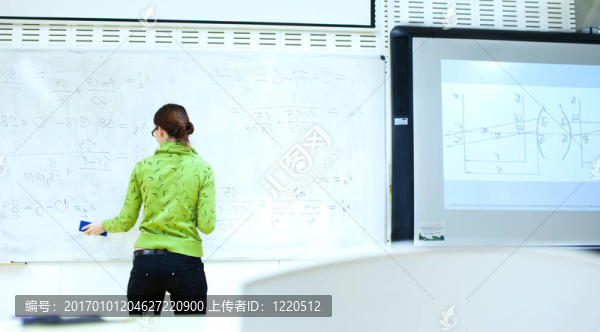 年輕女大學(xué)生在數(shù)學(xué)課前在白板上