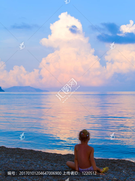 日落；閃耀的海面和海灘上的女孩