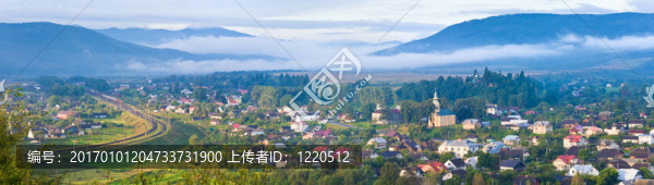 夏日鄉(xiāng)村全景。
