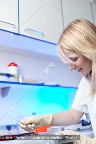 在實驗室工作的女研究員的肖像