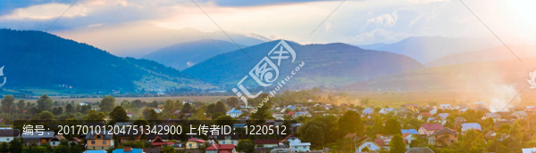 夏日日落鄉(xiāng)村全景。