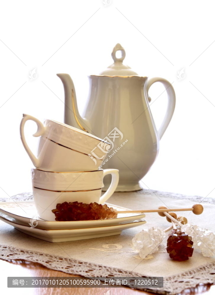 桌上有一杯咖啡和一個(gè)咖啡壺。