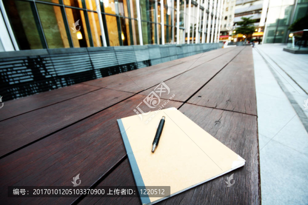 椅子上的書和筆