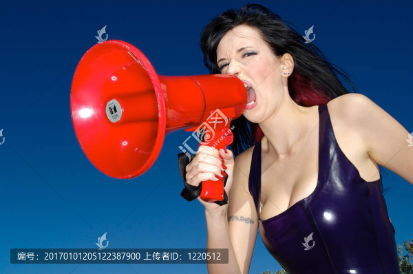 一張美麗的女人在一部巨型手機(jī)里大喊大叫的照片。