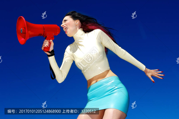 一張美麗的女人在一部巨型手機里大喊大叫的照片。