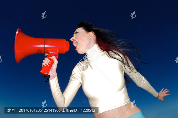 一張美麗的女人在一部巨型手機里大喊大叫的照片。