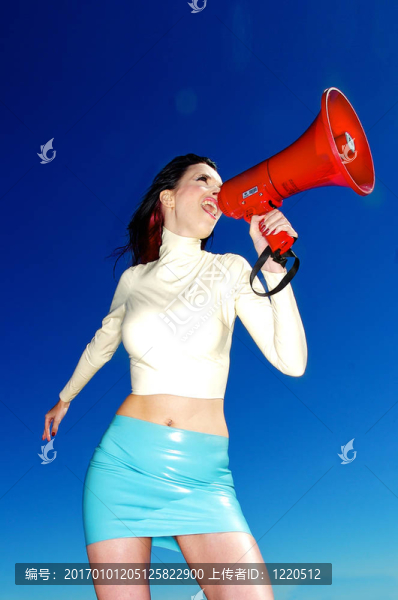 一張美麗的女人在一部巨型手機里大喊大叫的照片。