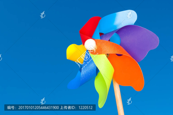 一個五彩繽紛的風車玩具股票照片。