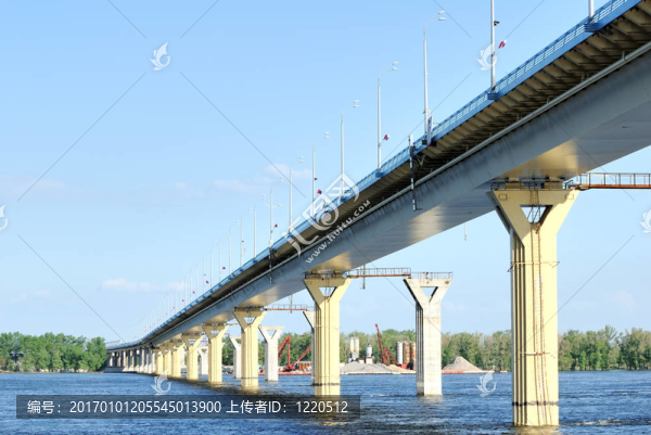 在伏爾加河大橋；俄羅斯
