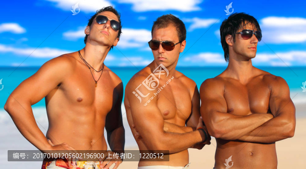 在海灘上放松的男人-匯圖網(wǎng) www.fosd68.com 在海灘上放松的男人