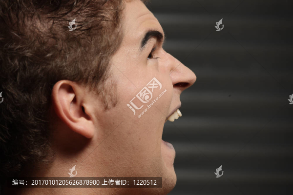 男性吸血鬼在黑暗背景