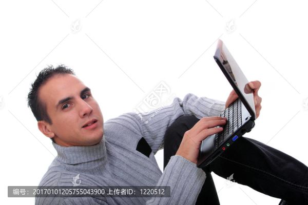 年輕人坐在筆記本電腦上
