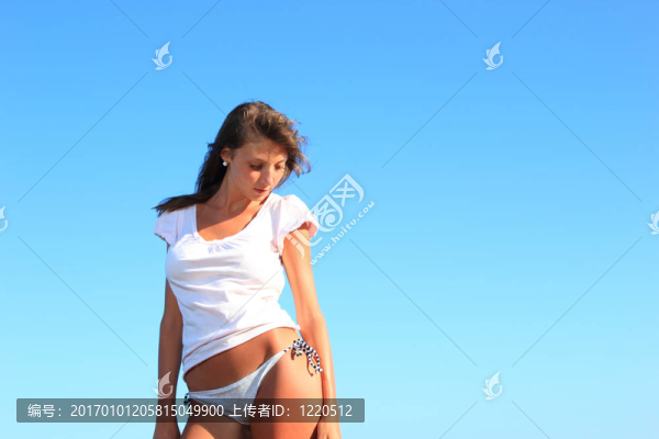 在海灘上放松的美麗模型