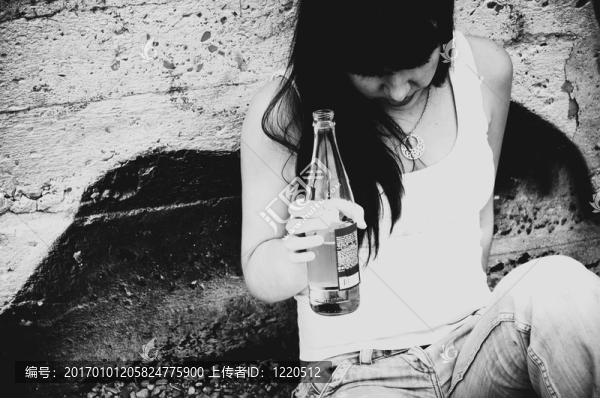喝了一瓶啤酒的少女