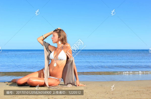 在海灘上放松的美麗模型