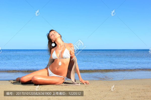 在海灘上放松的美麗模型