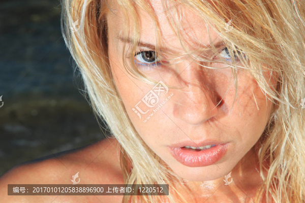 在海灘上放松的美麗模型