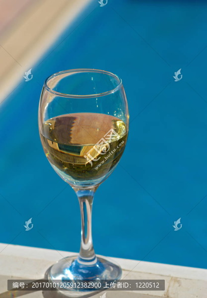 酒池畔
