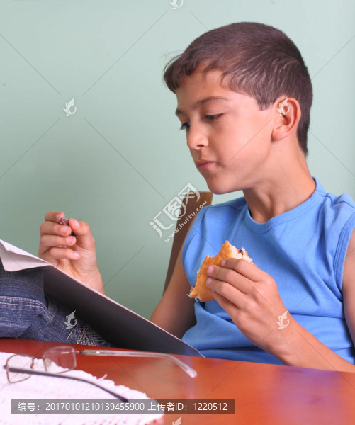 男孩；書和食物