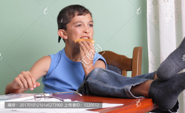 男孩和食物