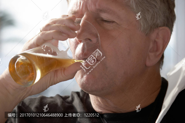 白種人喝啤酒