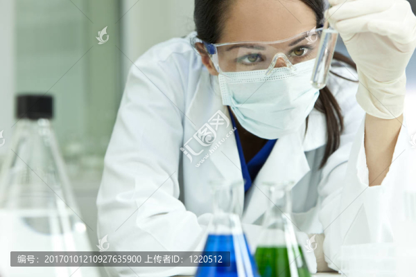 女科學(xué)家或女醫(yī)生在實(shí)驗(yàn)室用試管