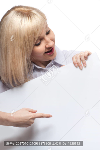 迷人的微笑女子舉行白色空紙孤立在白色