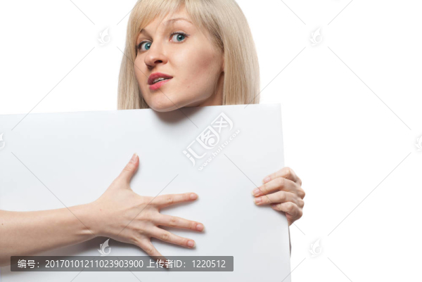 迷人的女人拿著白色的空紙孤立在白色