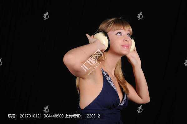 戴耳機(jī)的年輕女孩